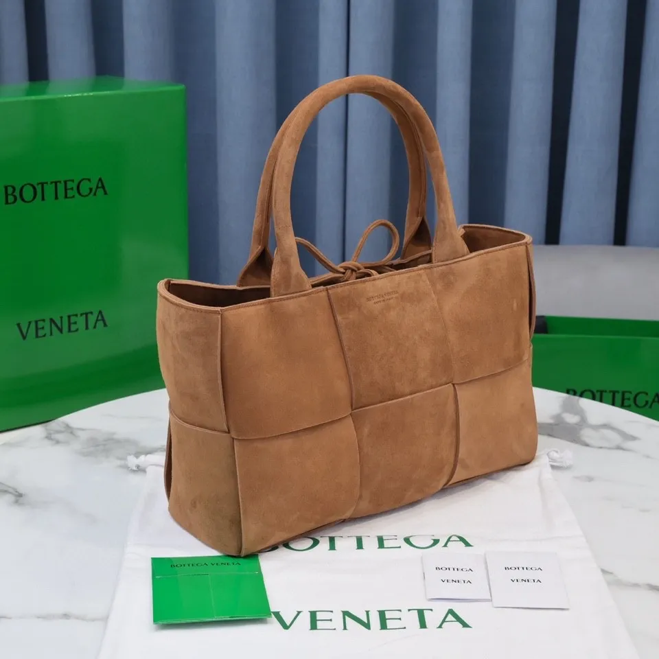 Batch 1960 BottegaVeneta# 🧷Early autumn SLIP tote handbag, the oversized woven design really makes it a huge gap from ordinary tote bags 🔗🔗The interior is matched with leather. ⛓Daniel Lee leads the brand gene to continue to evolve with fresh inspiration🧬🧬 Showing the balance between luxury and reality👉Wild green Size: 36*24*12【9892#】